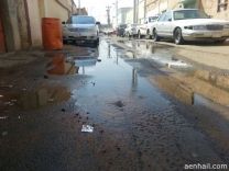 المياه تؤذي ساكني حي الكهرب بحائل إثر تجمعها بأحد الشوارع
