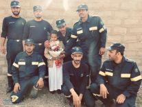 مدير الدفاع المدني بحائل اللواء عبدالعزيز العضاض ومجموعة من منسوبي الدفاع المدني بالحائط بزيارة لوالد الطفل الذي تم إنقاذه من بئر ارتوازيه بقرية الدغيبجه