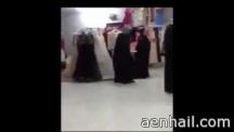 محل ملابس لحلبة مصارعة بين سيدتين