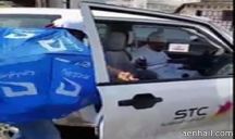 يجمع مظلات تحمل شعار “موبايلي” من الحجاج