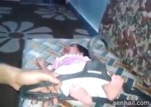 لم يتجاوز عمره الثلاثة أشهر بعصا في قدمه
