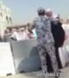 بالضرب على حاج كبير السن وزوجته بساحة الحرم..