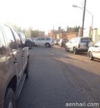مدير مدرسة يغلق الطريق بسيارته