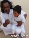 يتوعد من انتقده بالدعاء عليه.. وابنه يردد خلفه