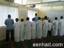 يشدد على المدارس إقامة صلاة الظهر