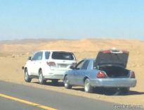 خلف سيارة متعطلة بأحد الطرق السريعة بتبوك (صورة)