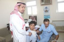 يقوم بحملات تطعيم بمدارس بقعاء