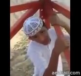 أنفسهم للخطر بتسلق بأحد أبراج الاتصالات