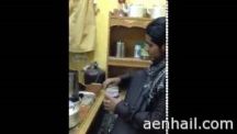القهوة بالنقود.. ويستفز مشاهديه