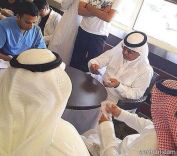يلعب البلوت مع الطلاب داخل بوفيه كلية الطب