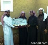 منسوبو الوليد بن عبدالملك يودعون المعلم الشبرمي