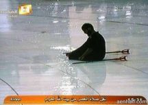 مؤثرا لشاب من ذوي الاحتياجات يصلي وحيداً تحت المطر