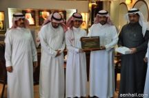 مدير تعليم حائل يكرم اول طالب بالمنطقة يجتاز برنامج “تسريع”