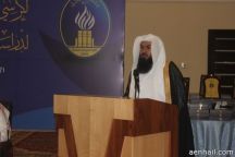 يلقي كلمة المشاركين في الورشة التأسيسية لكرسي الأمير سعود بن عبد المحسن للعمل الخيري