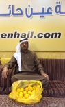 يوزع أكياس  الــــــ  “يوسف افندي” على بعض المنازل بأحد الاحياء تحتوي على ديدان صفراء