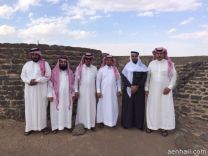 بلدي  فيد حائل ويقف على مواقعها التاريخية