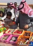 الأطفال ويوزع عليهم الحلوى داخل أحد المنتزهات