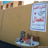 يقوم بعمل إنساني  للعماله أعجب كل من شاهده من معلمي واولياء الأمور