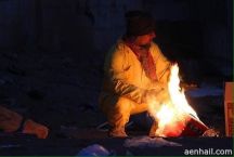 يلجأ لإشعال النار ببعض النفايات من شدة البرد