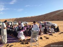 يقيم الصلوات والكلمات للشباب بالقرب من طلعة الاضالع غرب الحفير
