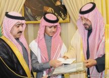 ويستقبل المشرفين والمعلمين المتميزين في الصفوف الأولية