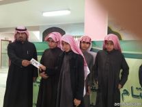 يكرم الطلاب الفائزين في مسابقة اهل الفجر