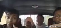 داخل سيارة يقودها أحدهم فيتعرضون لحادث‎