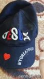 قبعة كتب عليها: “المسيح إلهي العظيم”