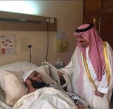 بالصور: أمير الرياض يزور الشيخ عائض القرني في المستشفى