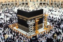 بالفيديو والصور.. الكعبة المشرفة تكتسي ثوبها الجديد