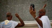 صورة لأحد الحجاج خلال رمي الجمرات