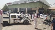 بالصور: سعودي يقتحم وكالة سيارات بمركبته ویصیب عدداً من العاملين فيها