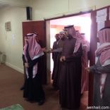مُدير تعليم حائل يزور المدارس ويُقدم الورود لطلاب متوسطة الرياض و أولياء أمورهم..