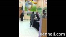 يصف عامل النظافة بـ”المعلم” ويقبل رأسه أمام الطلاب