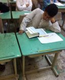 طالب  _ يقضي وقته بقراءة القرآن الكريم