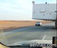 حياة العابرين بجوارها للخطر وتعيق الحركة المرورية