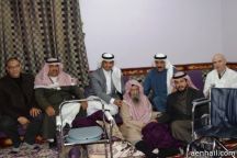 مركز الرعاية الصحية الأولية بالناصرية يزور ” كبار السن ” بمنازلهم ويكرمهم بكراسي متحركة وكراسي دورات مياه ومشايات وسجادات صلاة ذكية .