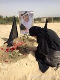 صورة مؤثرة للكاتبة كوثر الأربش على قبر ابنها الشهيد محمد العي