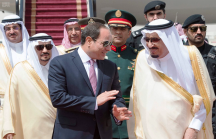 خادم الحرمين الشريفين يستقبل الرئيس المصري لدى وصوله الرياض