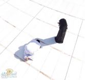 سبب وقوف المرأة أمام رجل ساجد في ساحة الحرم؟