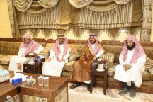 سمو نائب أمير حائل يقوم بزيارة عزاء لمنازل ذوي أربعة شباب انتقلوا إلى رحمة الله إثر حادث مروري