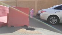 بالصور.. حُفَرة مكشوفة تهدد طالبات ابتدائية بنات بحائل