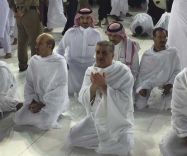 بالصور: أمير منطقة تبوك يؤدي مناسك العمرة دون حراسة أمنية