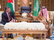 يبحثان أوضاع المنطقة.. وولي العهد في وداعه بالمطار