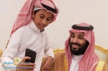 حب محمد كسر الحواجز .. صورة طفل يلتقط “سيلفي” مع ولي العهد في حائل والطفل يتكئ على كتفه