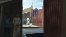 بالفيديو: مواطن يوثق هروب 4 طلاب ابتدائي قفزاً عبر بوابة المدرسة