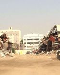 بالصور: لحظة قيام بلدية جدة بهدم محلات لفتح شارعين استولى عليهما رجل أعمال بحي البوادي