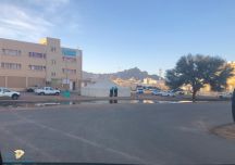 حارس مدرسة بحائل يستقبل المُعزّين بـ ( خيمة ) بجوار مقر عمله ..!!