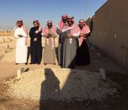 على قبر الملك الراحل بعيداً عن الأضواء