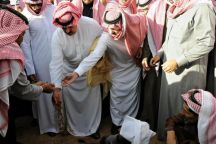 في مشهد عفوي يحتضن “بشتاً” غطى جثمان والده قبيل دفنه